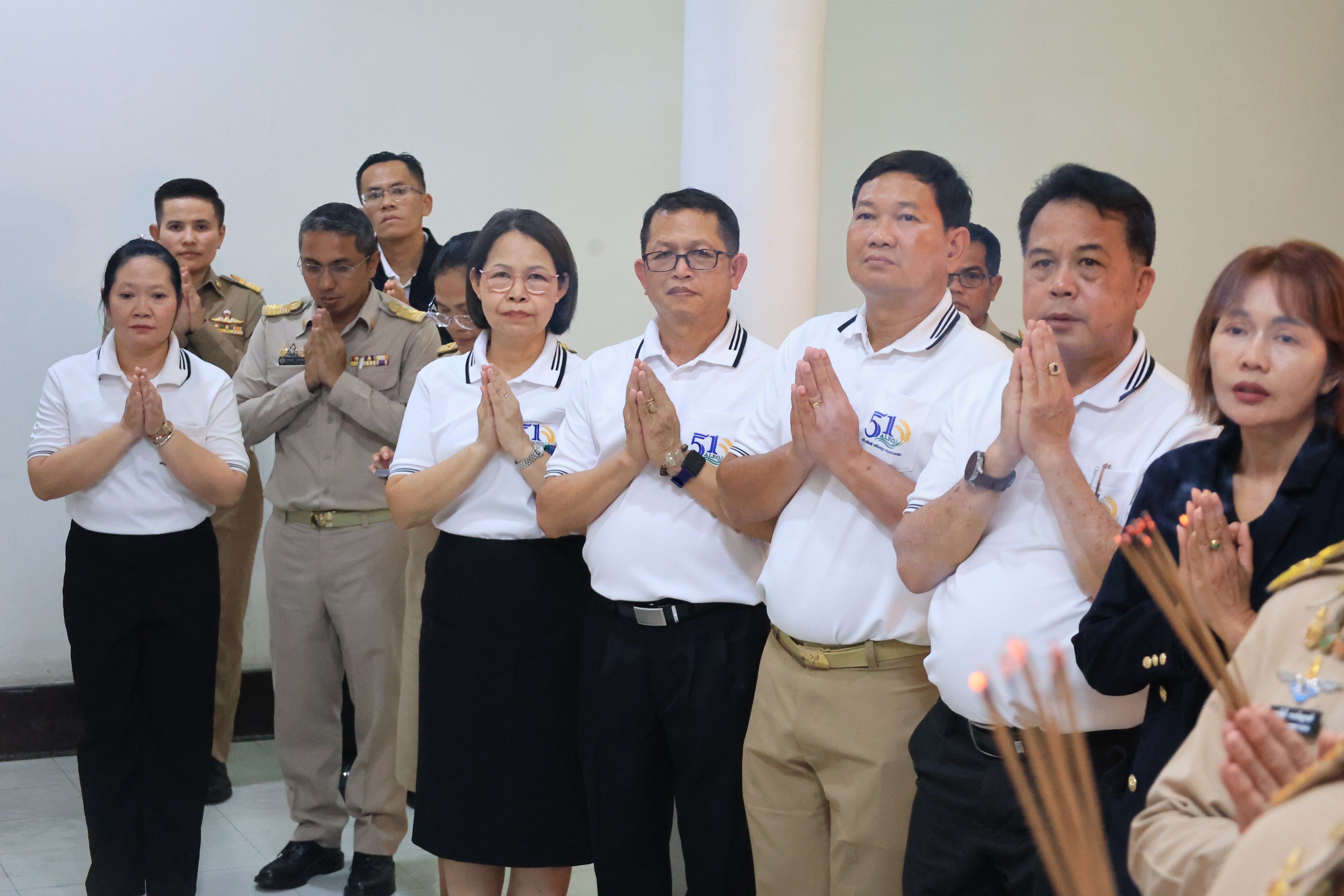 title - เลขาธิการ ส.ป.ก. และผู้เกษียณอายุราชการ สักการะสิ่งศักดิ์สิทธิ์ประจำ กระทรวงเกษตรและสหกรณ์ และ สำนักงานการปฏิรูปที่ดินเพื่อเกษตรกรรม เนื่องในโอกาสเกษียณอายุราชการ